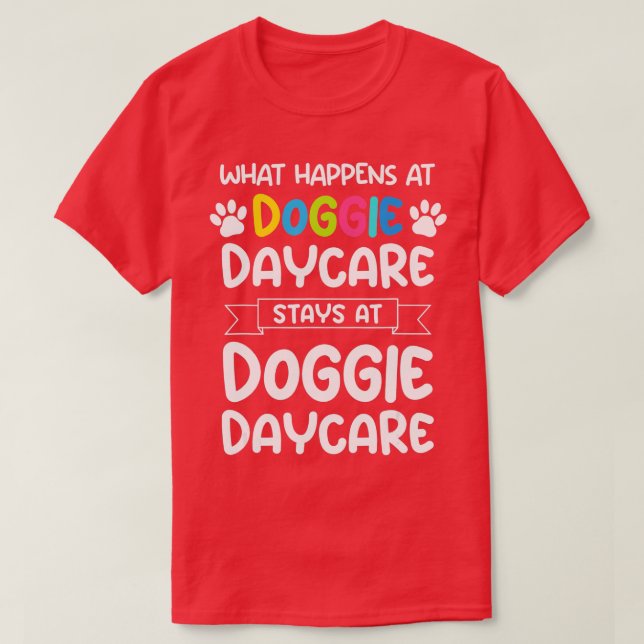Vad händer vid doggidagskött Citat Hund Daycare W T Shirt (Design framsida)