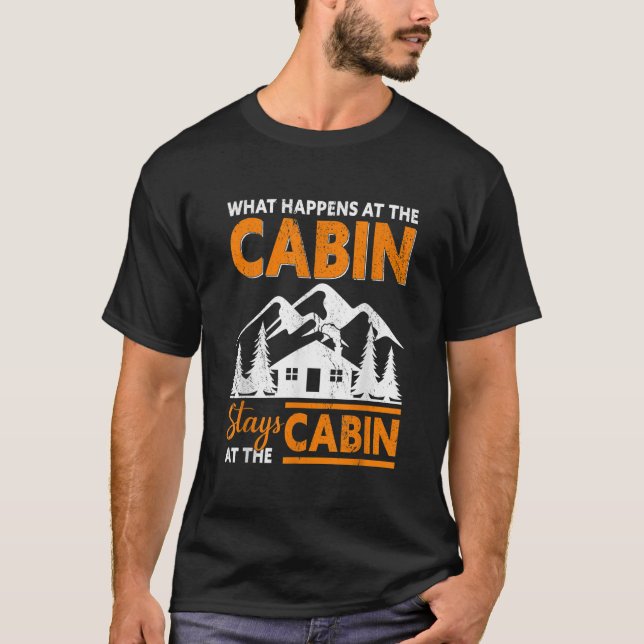 Vad händer vid kabinstationen på Cabin Hallo? T Shirt (Framsida)