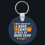Vad händer vid kasernstationen i Band Camp? Nyckelring<br><div class="desc">Lustigt marchande bandesign för dem som spelar saxofon, trumpet eller trumman i ett band, en orkester eller en musikalisk föreställning. Coola vintage retro-bandmusikvaror för bandgäss, bandnerd eller bandläger. Perfekt för marschering av bandrepetition och banbrytande träning för fotbollsspel halvtid show. Underbar gåva till högskola eller högskola studenter som vet hur man...</div>