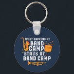 Vad händer vid kasernstationen i Band Camp? Nyckelring<br><div class="desc">Lustigt marchande bandesign för dem som spelar saxofon, trumpet eller trumman i ett band, en orkester eller en musikalisk föreställning. Coola vintage retro-bandmusikvaror för bandgäss, bandnerd eller bandläger. Perfekt för marschering av bandrepetition och banbrytande träning för fotbollsspel halvtid show. Underbar gåva till högskola eller högskola studenter som vet hur man...</div>