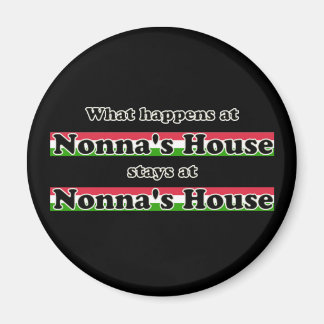 Vad händer vid Nonnas House Black Background? Magnet