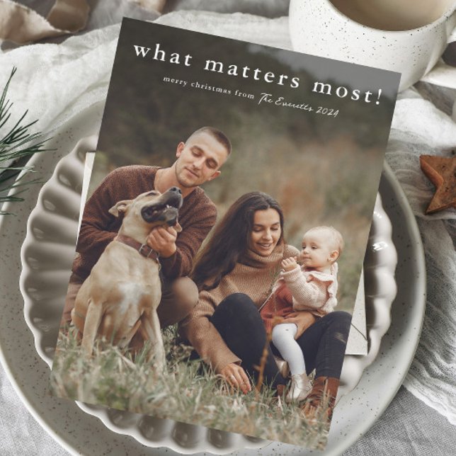 Vad som betyder mest Enkel julbild Julkort (Simple What Matters Most Typography Portrait Landscape Photo Christmas Holiday Cards.)