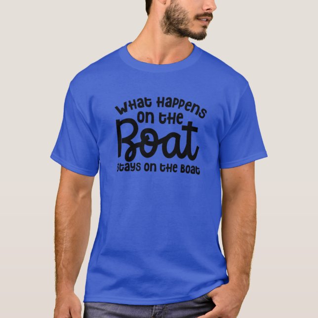 Vad som händer på båtstationen på båtkryssningen t shirt (Framsida)