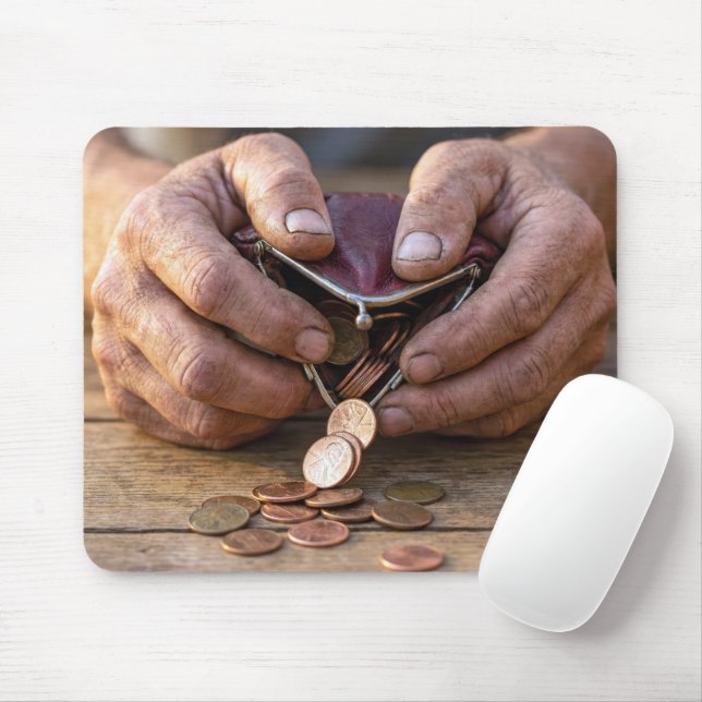 Väderbitna händer med pennies i plånbok musmatta (Med mus)