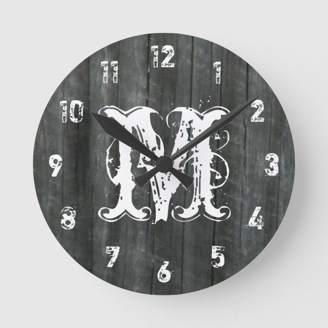 Vädervilt Barn Wood Inspired Monogram Clock Rund Klocka (Framsida)