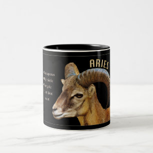 Väduren rammar Zodiacmuggen med kännetecken Två-Tonad Mugg