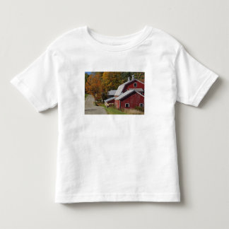 Väg bredvid klassisk lantlig lada/gård om hösten, t-shirt
