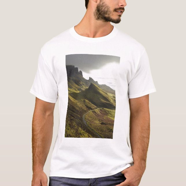 Väg i uppstigande led av Quiraing, Isle of Skye. Tee Shirt (Framsida)