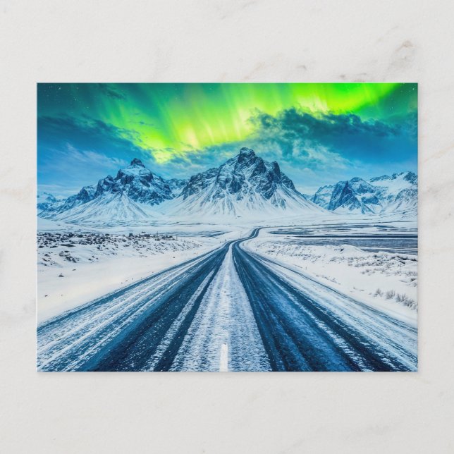 Väg med bergen och norra Ljus på natten Helg Vykort (Framsida)