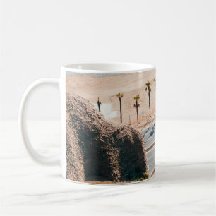 Väg nära kustland kaffemugg