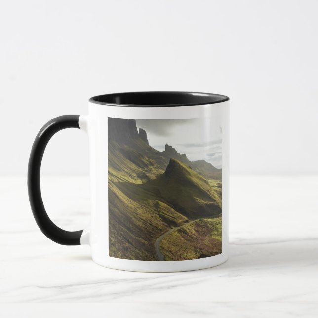 Väg som går uppåt The Quiraing, Isle of Skye, Mugg (Vänster)