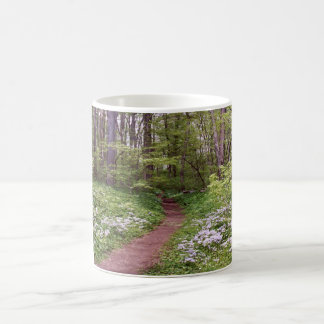 Väg till och med vildblommar kaffemugg
