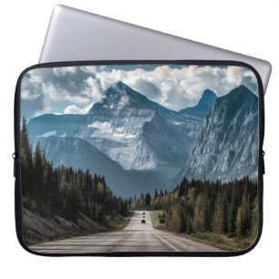Väg till underbara bergsberg, väg, skog,tra laptop fodral