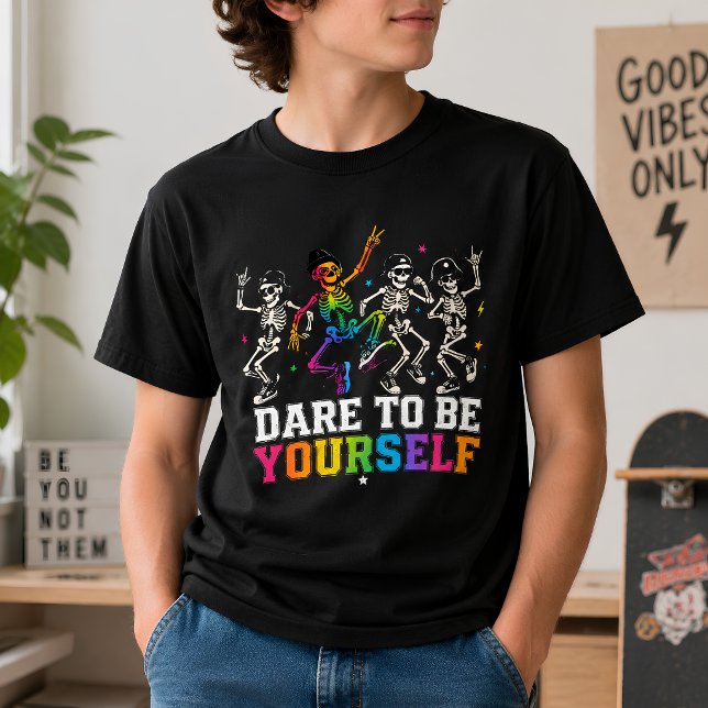 Våga Vara Dig Själv Regnbågsskelett  T Shirt (Skapare uppladdad)