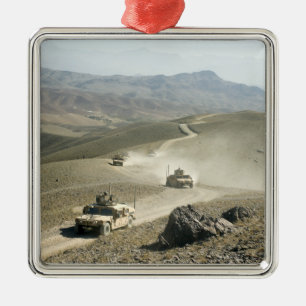 Vägar för berg för Humvees travers ojämna Julgransprydnad Metall