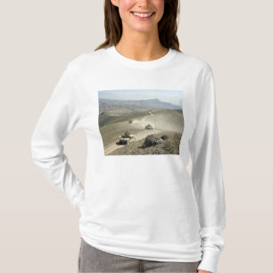Vägar för berg för Humvees travers ojämna T-shirt