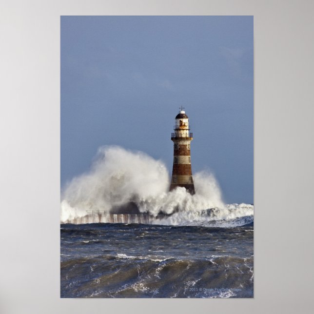 Vågar kraschar mot Roker Lighthouse Poster (Framsidan)