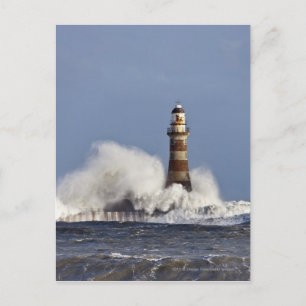 Vågar kraschar mot Roker Lighthouse Vykort