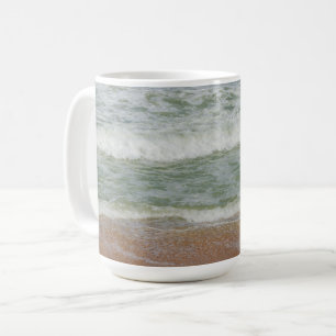 Vågar på tropisk bild av stranden kaffemugg