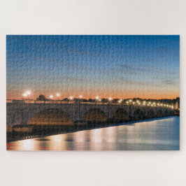 Vägbro över en bred flod vid vriden pussel