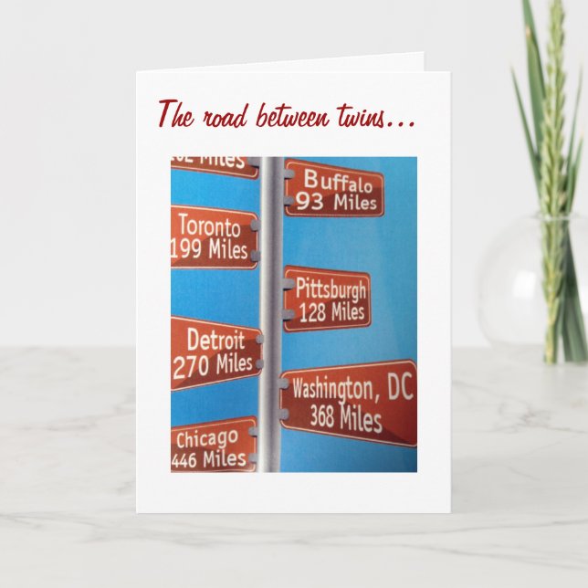VÄGEN MELLAN TWILLINGARNA ÄR ALDRIG LÅNGT BIRTHDAY KORT (Framsida)