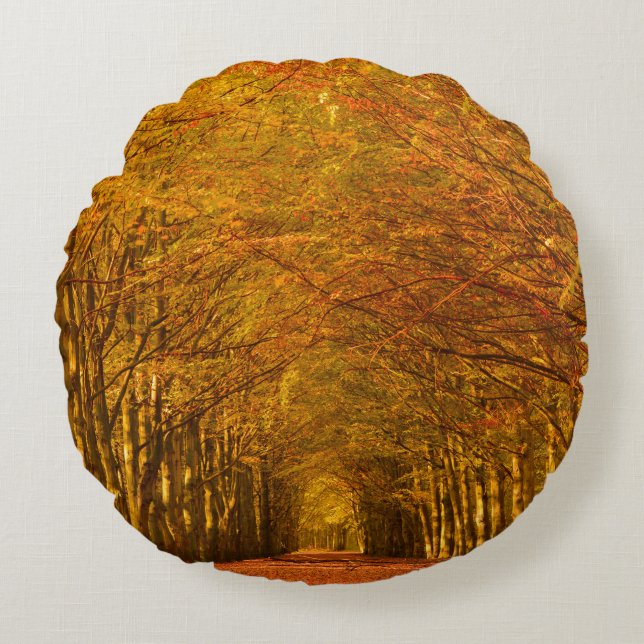 Vägen till och med skogen i höstrunda kudder rund kudde (Framsidan)
