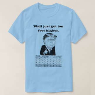 Väggen fick precis tio fot högre Donald Trump T-shirt