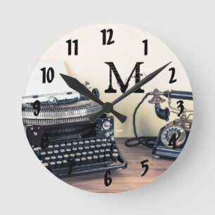 Väggen för monogramen för vintagetypförfattare tar rund klocka