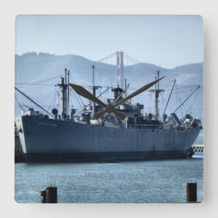 Väggen för USS Jeremiah O'Brien tar tid på Fyrkantig Klocka