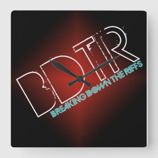 Väggen tar tid på fyrkantig klocka