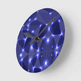 Väggklocka med en blå low-poly-design och vit