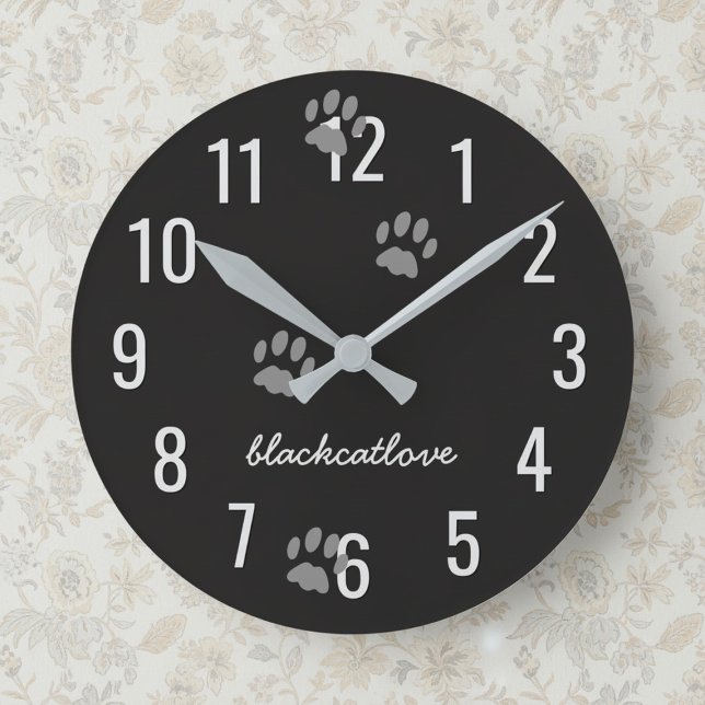 Vägglås för Black Cat Tass avtryck Personlig Rund Klocka (An easy to read clock with space for your cat's name or your own.)