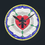 Vägglås för fastsatt glas i Luther Ro Rund Klocka<br><div class="desc">Luther Ro symbolism data tillbaka till 1520-talet. Luther förklarade att det röda hjärtat med den svarta kor representerar det rättfärdiga livet av tron på Kristus, den rovgiriga. Hjärtat vilar på ett vit ros som symboliserar glädje, komfort och fred genom tro. Valet av vita speglar färg i himmelsk sprit och änglar....</div>