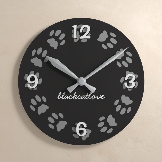 Vägglås för svart kassa för Personlig vid utskrift Rund Klocka (A black cat paw print wall clock with your best friend's name. )