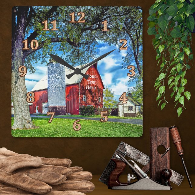 Väggur för Personlig av rödbarn (Farmhouse wall clock. Red Barn Decor. Barn Clock. Personalized, Barn Wall Clock. Farm wall clock.)
