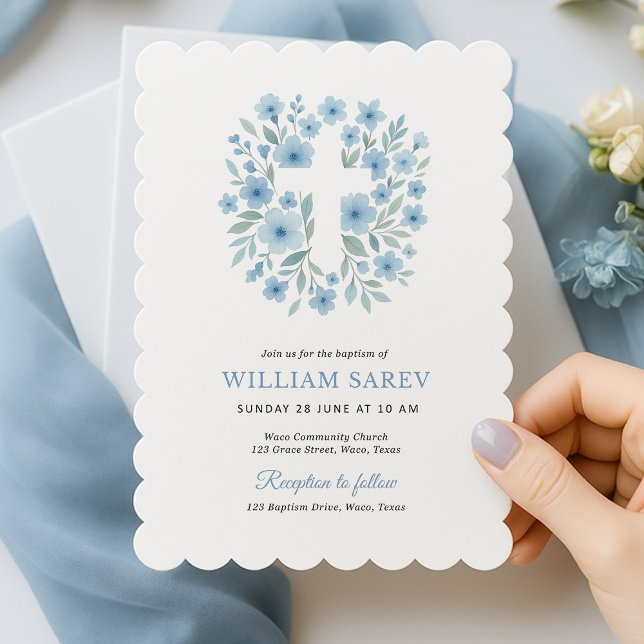 Vågig Blommig Dopinbjudan för Pojke Inbjudningar (Scalloped baptism invite with blue floral cross – elegant and timeless for baby boy.)