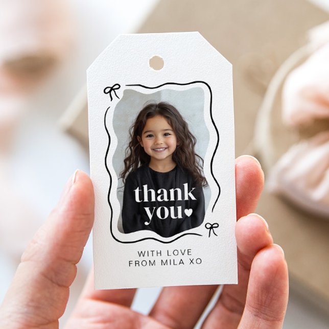 Vågig randfoto födelsedagspresent presentetikett (Skapare uppladdad)