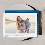 Vågigt | Enkelt Vågrät Photo Hanukkah Julkort<br><div class="desc">Elegant och underskattat Hanukkah-fotokort ramar,  ett enda vågrät- eller landskapsinriktat foto med ett vågigt skuret kant gräns,  på skarp vit bakgrund. "Joyous Hanukkah" visas längst ned lämnat i det moderna kalligrafiskriptet,  med din familj namn och året vid högerna. Ett enkelt och chic val för Hanukkah 2021 hälsning.</div>