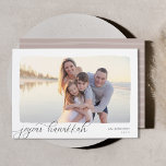 Vågigt | Enkelt Vågrät Photo Hanukkah Julkort<br><div class="desc">Elegant och underskattat Hanukkah-fotokort ramar,  ett enda vågrät- eller landskapsinriktat foto med ett vågigt skuret kant gräns,  på skarp vit bakgrund. "Joyous Hanukkah" visas längst ned lämnat i det moderna kalligrafiskriptet,  med din familj namn och året vid högerna. Ett enkelt och chic val för Hanukkah 2021 hälsning.</div>