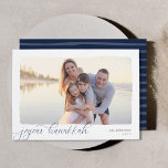 Vågigt | Enkelt Vågrät Photo Hanukkah Julkort<br><div class="desc">Elegant och underskattat Hanukkah-fotokort ramar,  ett enda vågrät- eller landskapsinriktat foto med ett vågigt skuret kant gräns,  på skarp vit bakgrund. "Joyous Hanukkah" visas längst ned lämnat i det moderna kalligrafiskriptet,  med din familj namn och året vid högerna. Ett enkelt och chic val för Hanukkah 2021 hälsning.</div>
