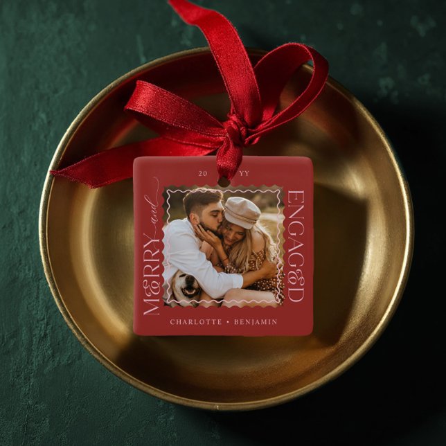 Vågigt fotobevarande och aktivera moderna, minimal julgransprydnad keramik (Merry & Engaged Modern Minimal Wavy Photo Keepsake Ceramic Ornament)