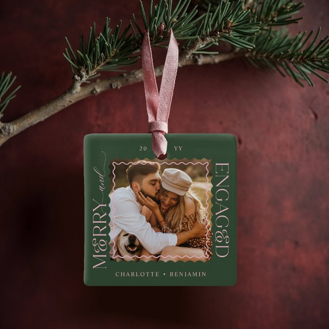 Vågigt fotobevarande och aktivera moderna, minimal julgransprydnad keramik (Merry & Engaged Modern Minimal Wavy Photo Keepsake Ceramic Ornament)