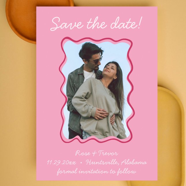 Vågigt Hand plockade Gräns Spara datumfoto Inbjudningar (modern quirky wavy border hand drawn whimsical pink save the date with engagement photo )