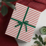Vågigt Modern Minimal Red & White Rand Mönster Presentpapper<br><div class="desc">Med den här snyggten vågigt du papper inslagning av röd och vit rand. Den flytande rand-mönster erbjuder en ny vändning på den klassiska julklappen färg, skapar den perfekt för infogning av presentsäckar, täcker in känsliga artiklar eller lägger sig i helgdag-lådor. Vare sig du förbereder gåvor till nära och kära eller...</div>
