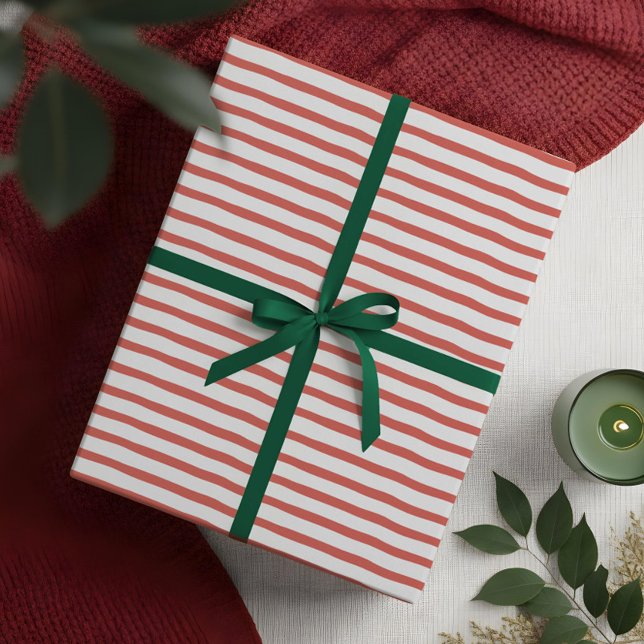 Vågigt Modern Minimal Red & White Rand Mönster Presentpapper (Wavy Modern Minimal Red & White Stripe Pattern Wrapping Paper)