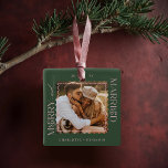 Vågigt Photo Keepsaki med fuktiga och gifta modern Julgransprydnad Keramik<br><div class="desc">Fira en speciell milstolpe med vårt moderna, minimala vågigt första julgift som prydnadsföremål. Den här eleganten har en enkel, minimalistisk utformning som framhävs av en sofistikerad vågigt rosa ram, perfekt för att hedra minnet av din första jul som gift par. Anpassa den här prydnaden med namn och året för att...</div>