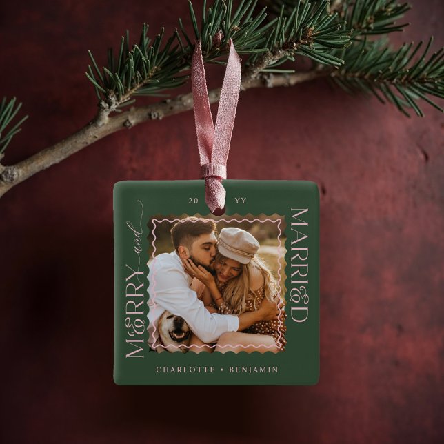 Vågigt Photo Keepsaki med fuktiga och gifta modern Julgransprydnad Keramik (Merry & Married Modern Minimal Wavy Photo Keepsake Ceramic Ornament)