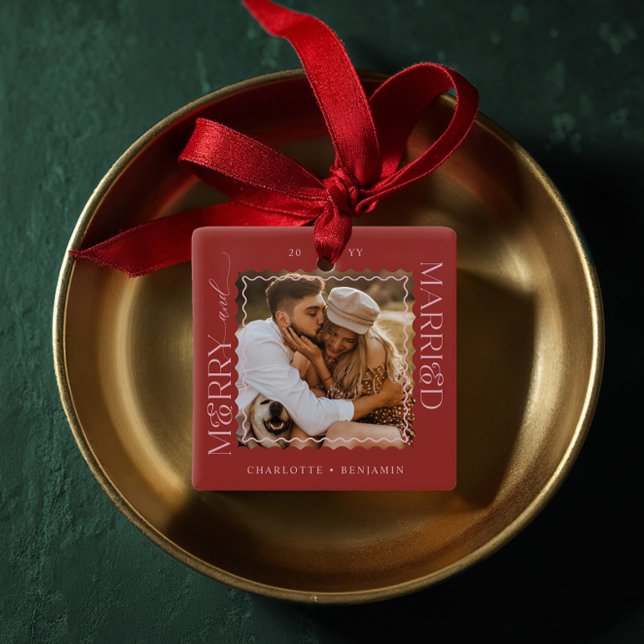 Vågigt Photo Keepsaki med fuktiga och gifta modern Julgransprydnad Keramik (Merry & Married Modern Minimal Wavy Photo Keepsake Ceramic Ornament)