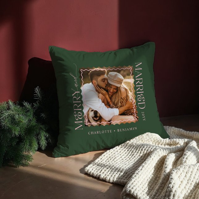 Vågigt Photo Keepsaki med fuktiga och gifta modern Kudde (Merry & Married Modern Minimal Wavy Photo Keepsake Green Throw Pillow)