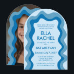 Vågigt Ram Arch Modern Anpassningsbar Photo BarBat Inbjudningar<br><div class="desc">Perfekt-kort för att tillkännage ett bat mitzvah, pub mitzvah eller annat judiskt firande! Hand vågigt ram åt dig på framsidan! FULLT ANPASSADE! Klicka på "Anpassa" ovan om du vill redigera texten och lägga till fotot på baksidan. Klicka på "Redigera med verktyg" om du vill justera typsnitt, färg och placeringar och...</div>